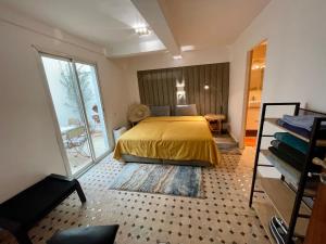 Un dormitorio con una cama con una colcha amarilla. en Au Riad des Deux Patios - Marrakech, en Marrakech
