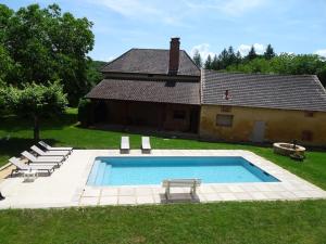 une piscine dans la cour d'une maison dans l'établissement Domaine avec piscine à Milhac dans le Lot 4 étoiles 2 gîtes, à Milhac
