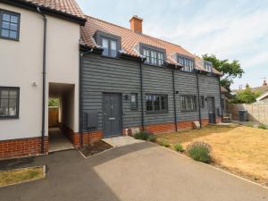 an exterior view of a house at 9 Oaks Court in Leiston