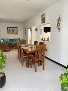 una sala da pranzo e un soggiorno con tavolo e sedie. di Latifa house a Oualidia
