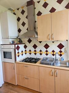 una cocina con estufa y fregadero en Appart T2 Quartier Beaujardin, en Tours