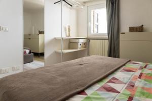 une chambre avec un lit avec une couette dessus dans l'établissement Smiley House By Case al Lago, à San Felice del Benaco 31 autres photos