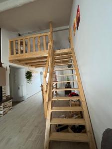 Una escalera que conduce a una cama elevada en una habitación en Il casale del Nonno Armando, en Torrevecchia Teatina