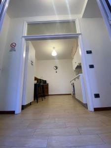 pusty pokój z kuchnią i otwartymi drzwiami w obiekcie THE ALLEY 7 w mieście Malgrate