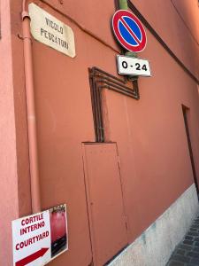 drzwi do budynku z znakami ulicznymi w obiekcie THE ALLEY 7 w mieście Malgrate