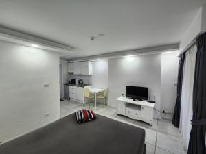 Televízia a/alebo spoločenská miestnosť v ubytovaní Garden Tropical Siam
