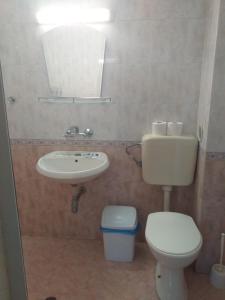 A bathroom at Exotic Guest House Még 37 kép