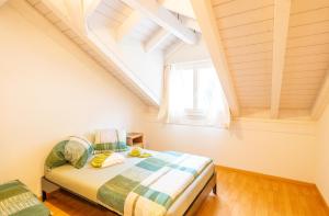 Schlafzimmer mit einem Bett und einem Fenster in der Unterkunft Blumenstrasse 22 in Interlaken