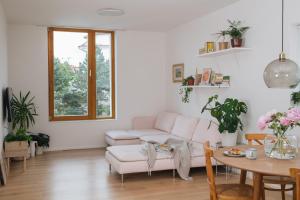 salon z kanapą i stołem w obiekcie Apartments Marinka Litomyšl w mieście Litomyšl