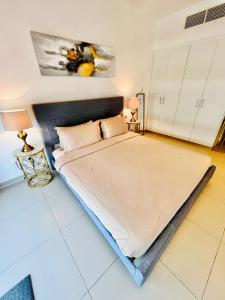 ein Schlafzimmer mit einem Bett in einem Zimmer in der Unterkunft Luxurious Studio Pacific Al Marjan Island - beachfront property in Ras al Khaimah