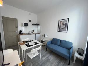 salon z niebieską kanapą i stołem w obiekcie AptCityStay w Apt