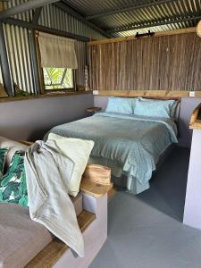 Rodrigues Island的住宿－Lily Pad lodge，一间卧室配有一张床和一张沙发