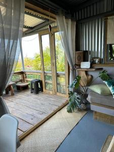Rodrigues Island的住宿－Lily Pad lodge，客房设有带窗户和沙发的卧室。