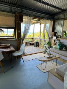 ein Wohnzimmer mit einem Sofa und einem Tisch in der Unterkunft Lily Pad lodge in Rodrigues Island