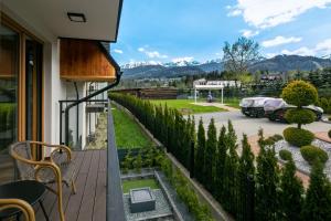 een balkon met uitzicht op een tuin bij Tatra View 2 Apartamenty Księżycowe SPA in Zakopane