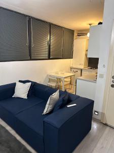 ein blaues Sofa in einem Zimmer mit Küche in der Unterkunft SİSLİ MERKEZ in Istanbul