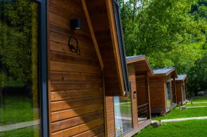 a view of the side of a log cabin with a window at Qedi Cottages 