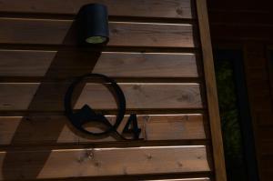 a black object sitting on top of a wooden bench at Qedi Cottages 