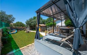 Κήπος έξω από το 1 Bedroom Nice Home In Peroj +11 φωτογραφίες