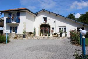 a white house with a driveway at maison SANSOUN in Léren