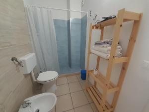 łazienka z toaletą i prysznicem w obiekcie El Paso w mieście Castro