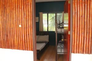 En eller flere køyesenger på et rom på Maya Guest House - Sipaway Island