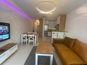 Televízia a/alebo spoločenská miestnosť v ubytovaní Apartament VIP