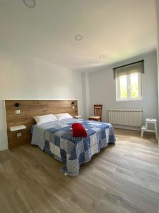 ラス・ナバス・デル・マルケスにあるCasa con jardin Los Gatosのベッドルーム1室(青と白の毛布付きのベッド1台付)