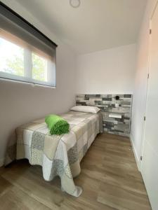 ラス・ナバス・デル・マルケスにあるCasa con jardin Los Gatosのベッドルーム1室(緑の枕が付いたベッド1台付) +16枚の写真