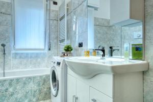 Koupelna v ubytování CaseOspitali - Casa Valza, bilocale in contesto di corte per 4