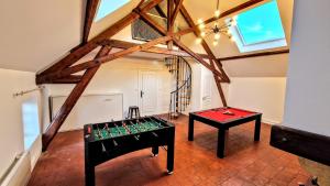 Épinac-les-Mines的住宿－La Villa 1848，阁楼间设有桌子和桌上足球