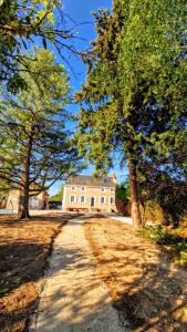 Épinac-les-Mines的住宿－La Villa 1848，前面有树木的大房子