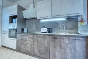 Kuchyň nebo kuchyňský kout v ubytování CaseOspitali - Casa Valza, bilocale in contesto di corte per 4