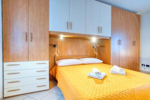 Postel nebo postele na pokoji v ubytování CaseOspitali - Casa Valza, bilocale in contesto di corte per 4