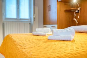 Postel nebo postele na pokoji v ubytování CaseOspitali - Casa Valza, bilocale in contesto di corte per 4