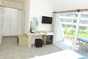 a room with a desk and a tv and a window at Lofts Alanya Lina in Okurcalar