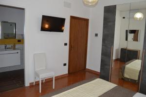 TV a/nebo společenská místnost v ubytování B&B Garden Grazia