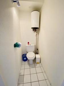 ビスカロッスにある10 RÉSIDENCE BLEU SAPHYR -022の小さなバスルーム(トイレ付)が備わります。