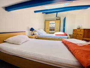 ビスカロッスにある10 RÉSIDENCE BLEU SAPHYR -022の青い天井のベッドルーム1室(ベッド2台付)
