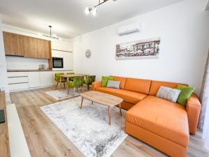 - un salon avec un canapé orange et une table dans l'établissement Happy Home, à Ulcinj