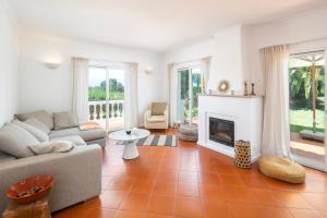 ein Wohnzimmer mit Sofa und Kamin in der Unterkunft Villa Atlantico in Poço Partido