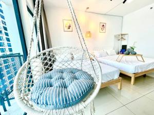 altalena bianca in camera con letto di R 1-5Pax Cozy Home SetiaAlam 100mpsWifi&TV Trefoil a Setia Alam