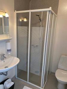 Kupatilo u objektu Hotel Højslev Kro