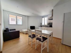 Η κουζίνα ή μικρή κουζίνα στο BAHíA APARTAMENTOS TURÍSTICOS +26 φωτογραφίες