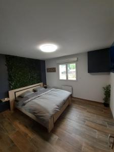 ein Schlafzimmer mit einem großen Bett in einem Zimmer in der Unterkunft Lov’&Spa 