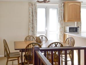 cocina y comedor con mesa y sillas en Mariners Rest - Uk44498 en Hope-Cove