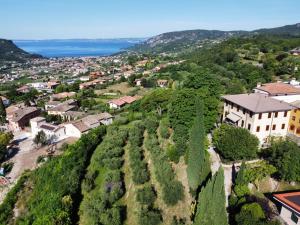una vista aérea de una pequeña ciudad con una casa en una colina en Villa Montegolo, en Costermano