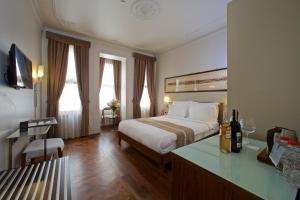 A television and/or entertainment centre at Taxim Lounge Hotel Special Category