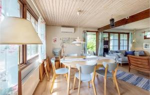 - une cuisine et une salle à manger avec une table et des chaises dans l'établissement 4 Bedroom Cozy Home In Torekov, à Torekov