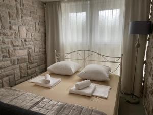 1 dormitorio con 1 cama con toallas en Apartments Carpe Diem, en Primošten